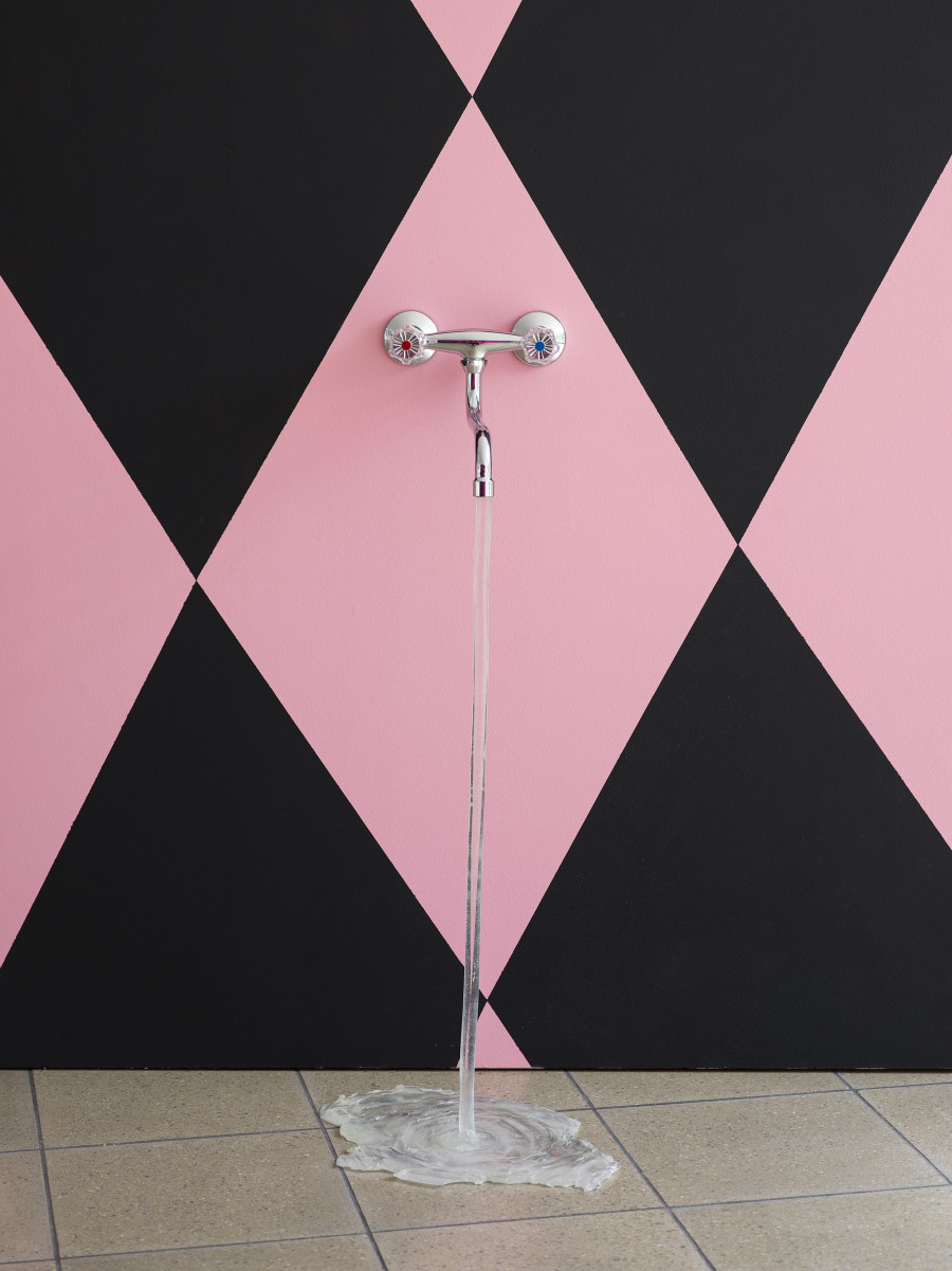 Sophie Gogl die kleine Feuerlöscher, 2023 Acryl und Aquarellfarbe Holz, Dispersionsfarbe, Wasserhahn, Epoxidharz/ Wood, emulsion paint, water tap, epoxy resin die knusprige Nichte Ausstellungsansicht / installation view Kunsthaus Glarus, 2023 Alle Werke / all works courtesy die Kunstlerin / the artist and / und KOW, Berlin Alle Fotos / all images: Cedric Mussano