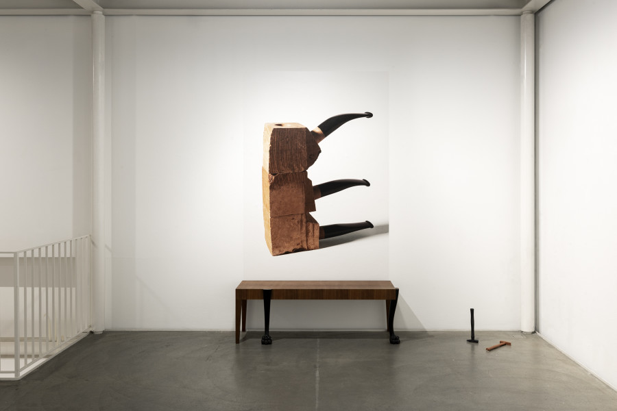 Kathrin Sonntag, Fünfbeiner, 2021, Bank / Bench, 48 x 143 x 45 cm // Ohne Titel (Pfeifenrohlinge), 2023, Latexdruck auf Tapete / Latex print on wallpaper, 203 x 139 cm. Kunst Raum Riehen, 2025. Photo: Gina Folly