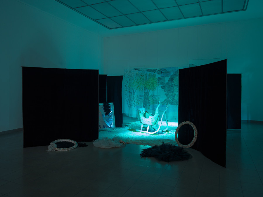 Karen Kilimnik Swan Lake, 1992 Mixed Media / Mixed media Sammlung Ringer, Schweiz / Collection Ringier, Switzerland Swan Lake Ausstellungsansicht / installation view Kunsthaus Glarus, 2023 Alle Fotos / all images: Cedric Mussano