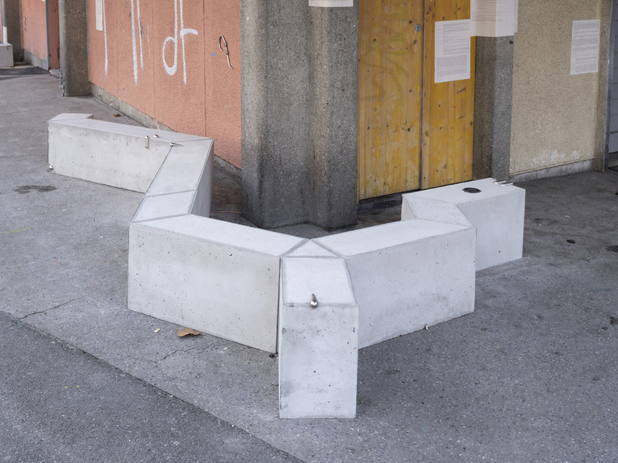 Exhibition view, Davide-Christelle Sanvee & Vicente Lesser, Sitting on an edgy edge, Tunnel Tunnel, 2021-2022. Copyright : Julien Gremaud