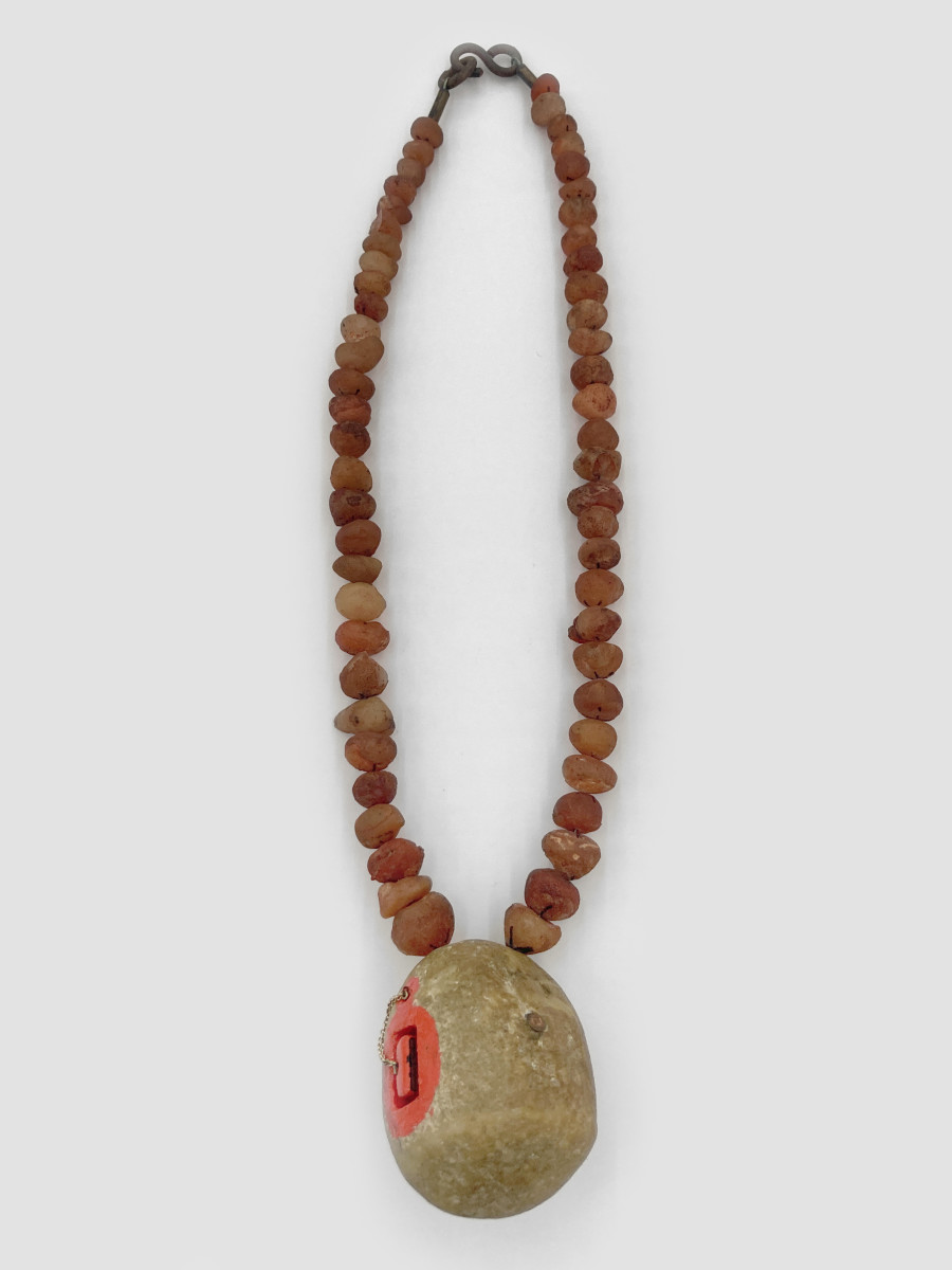 Bernhard Schobinger, Mind the Gap, 2015, Necklace made of agate, memory stick, hammerstone (stone age), red urushi lacquer, 30 x 9.5 x 4.5 cm, Neckline 52 cm