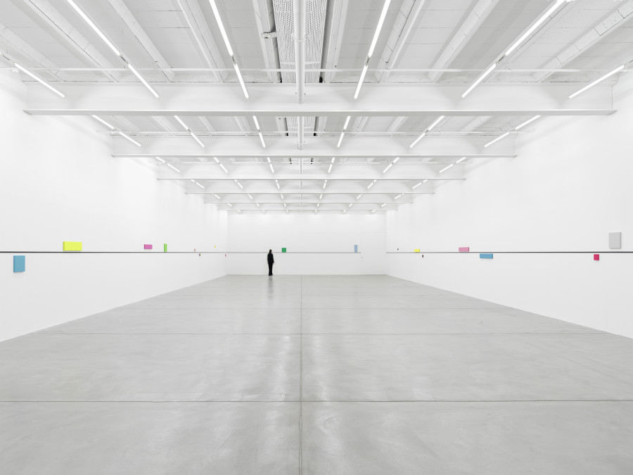 Installation view, Gerwald Rockenschaub, bass+ (re)modification, Galerie Eva Presenhuber, Zurich, MaagAreal, 2024. © Gerwald Rockenschaub. Courtesy the artist and Galerie Eva Presenhuber, Zurich / Vienna. Photo: Stefan Altenburger Photography, Zürich