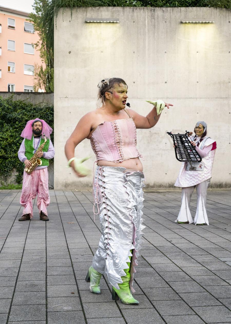 Rebecca Solari, SPÜDA, 2025. Performance, sound piece, text, in collaboration with musicians from local artistic collaborations (the Maninchiaghi collective from Biasca, winners of the last Rabadan in Bellinzona, and musicians from the Ticino guggen band Sonada Balossa with Nadine Speziga and Gioele Gentilini, and the Bau Band with Janush Lucchini and Francesco Berta). MASTIGA, 2025, Plaster, papier maché, styrofoam, In collaboration with the Ticino Carnival Company, I Maninchiaghi. Ph by Emanuele Finardi. Images courtesy of artists and La Rada, Photography by Riccardo Giancola (@riccardo_giancola) and Emanuele Finardi (@e.m.hey)