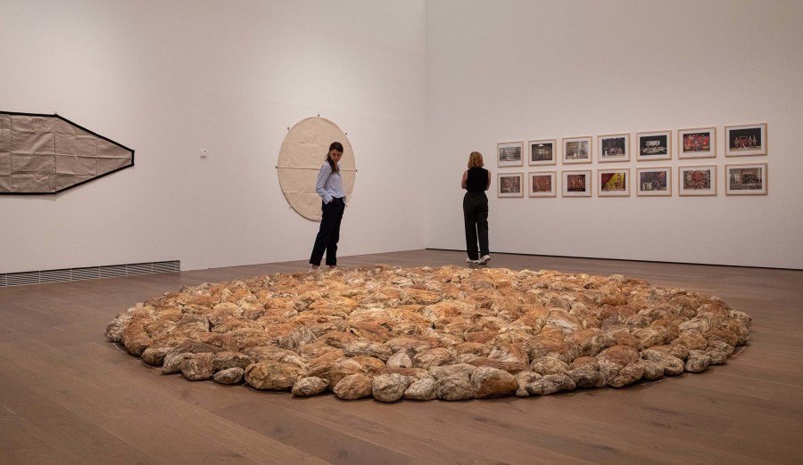 Installation view Porte Rouge with Travel Stones (front) in the exhibition BANGBANG © 2022 Museum Tinguely, Basel; photo: Matthias Willi