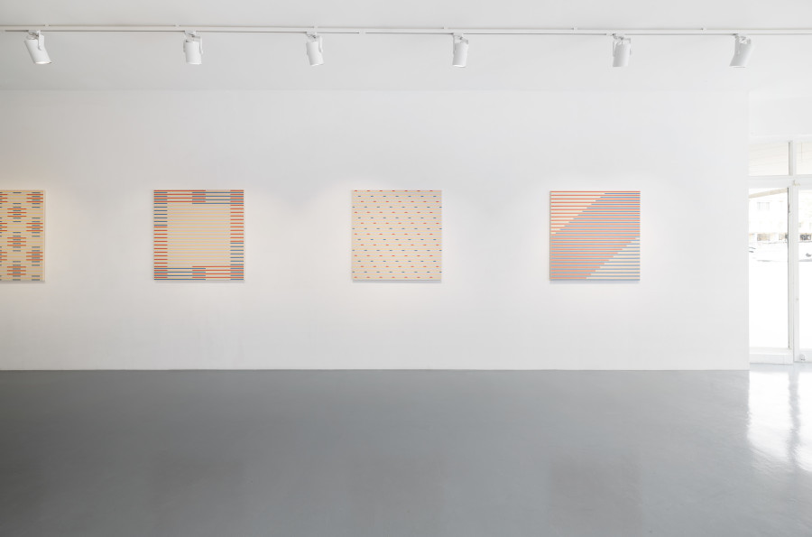 Exhibition view, Lena Hilton, SINGLE GRID – TRAME SIMPLE, Wilde, 2023. Photo Eric Bergoend