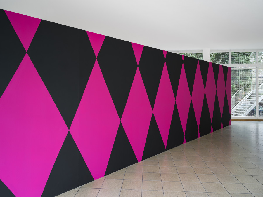 Sophie Gogl die grosse magenta farbene Teenie, 2023 Holz, Dispersionsfarbe / 5 Wood, emul- sion paint die knusprige Nichte Ausstellungsansicht / installation view Kunsthaus Glarus, 2023 Alle Werke / all works courtesy die Kunstlerin / the artist and / und KOW, Berlin Alle Fotos / all images: Cedric Mussano