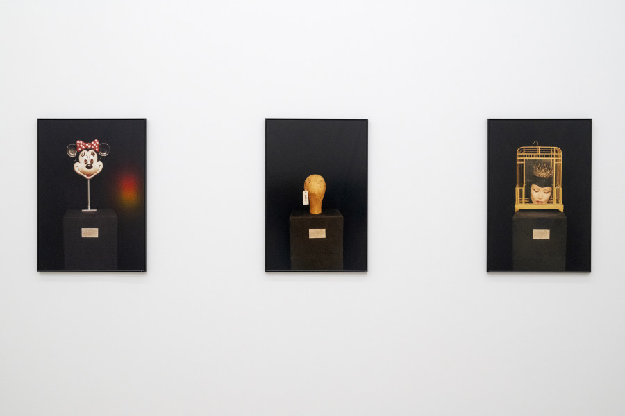 Installationsansicht Eine Frau ist eine Frau ist eine Frau... Eine Geschichte der Künstlerinnen 27.8.2022 – 15.1.2023, Aargauer Kunsthaus, Aarau. Manon, Ohne Titel (aus der Serie Forever Young), 1999 Aargauer Kunsthaus, Aarau / Depositum der Sammlung Andreas Züst © 2022, ProLitteris, Zürich. Foto: Zoe Tempest, Zürich