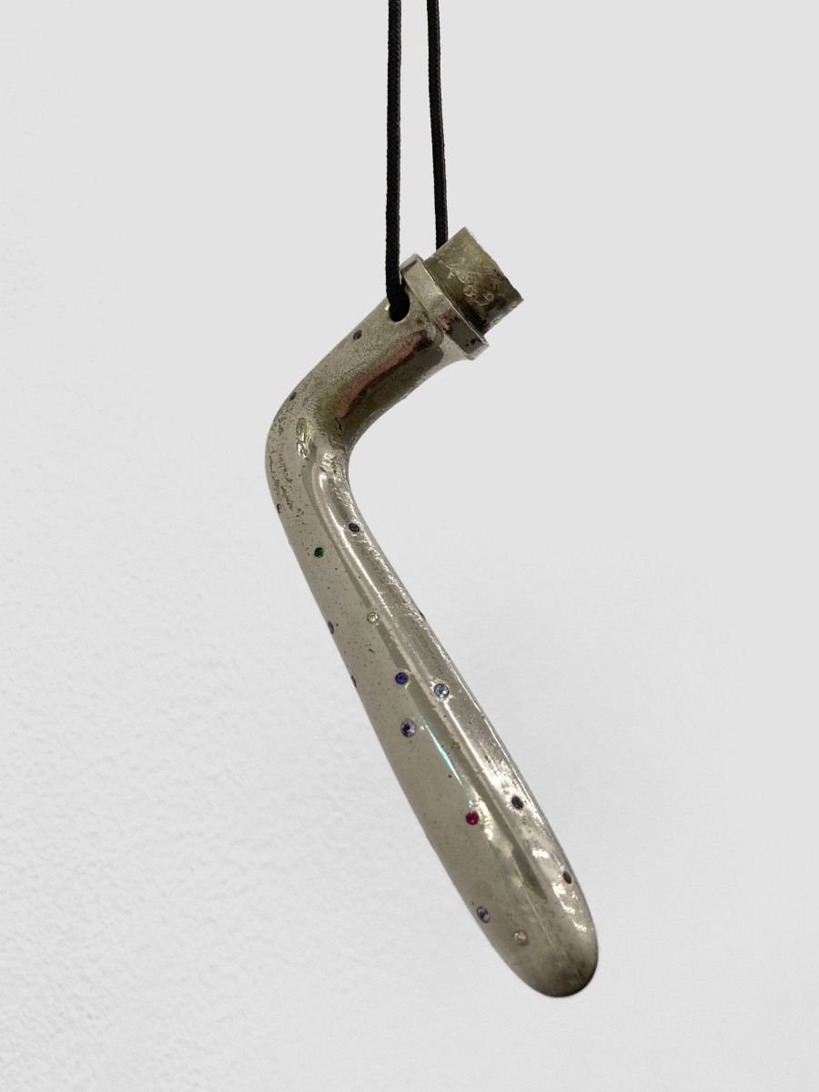 Bernhard Schobinger, Juwelen-Türklinke / Jeweled Door Handle, 2002, Necklace made of diamonds, sapphires, rubies, emeralds, tansanites, metal door handle, japanese string, 68 x 15 x 1.5 cm, Neckline 108 cm