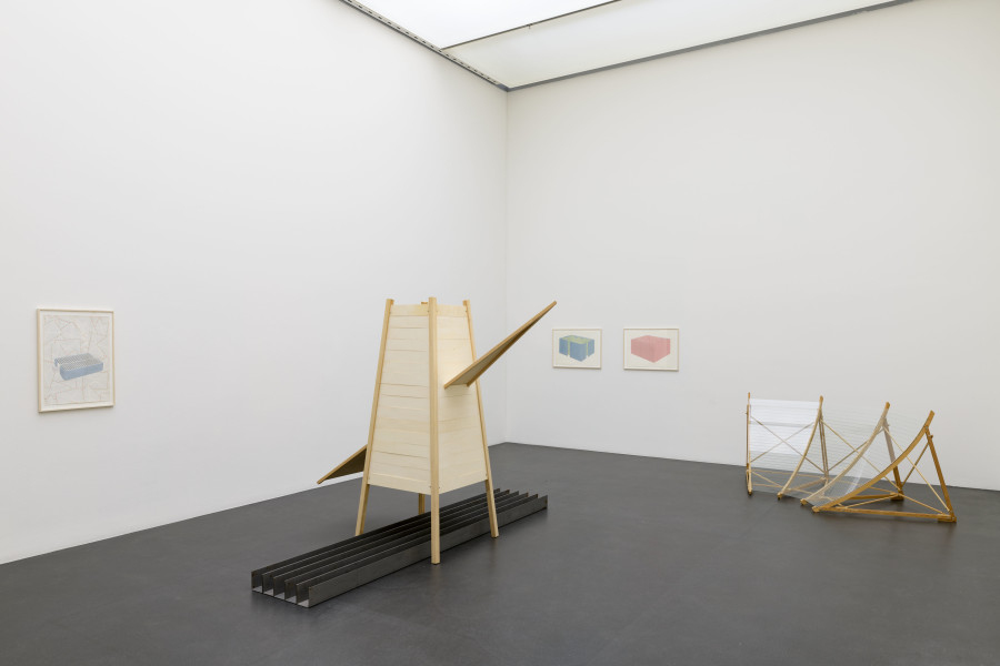 Ausstellungansicht Durch Raum und Zeit. Künstlerische Universen aus der Sammlung, Kunstmuseum Luzern, 2022, mit Werken von Peter Maier, Foto: Marc Latzel