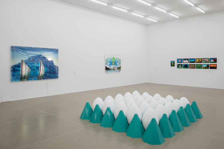 Ausstellungsansicht Miteinander nebeneinander Die 1970er und Aarau, 12.6.–6.9.2026, Aargauer Kunsthaus. Max Matter, Nordwand, 1970. Max Matter, Schloss Chillon, 1968. Barbara Davatz, Souvenirs aus Appenzell, 1968. Herbert Distel, Eierteppich, 1969 © 2026, ProLitteris, Zürich. Foto: ullmann.photography