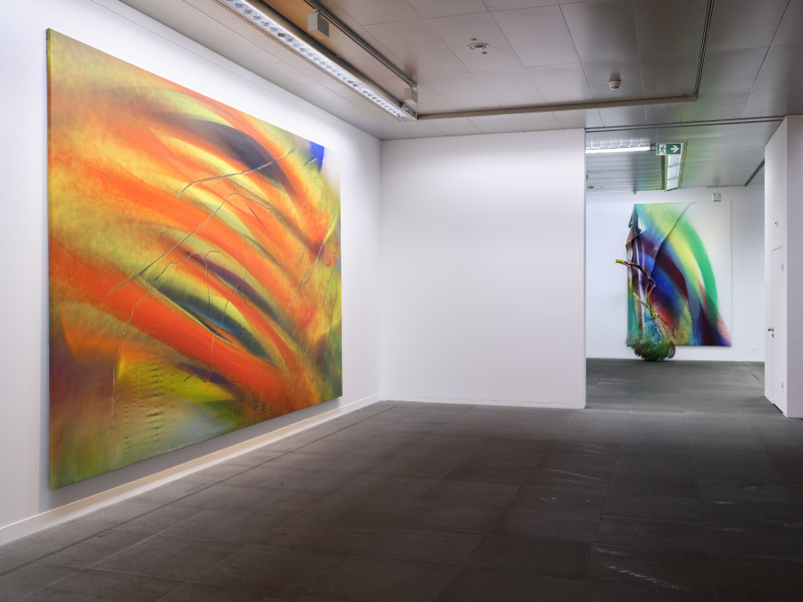 Ausstellungsansichten: Katharina Grosse. Studio Paintings, 1988–2022. Foto: © Rolf Siegenthaler / Kunstmuseum Bern