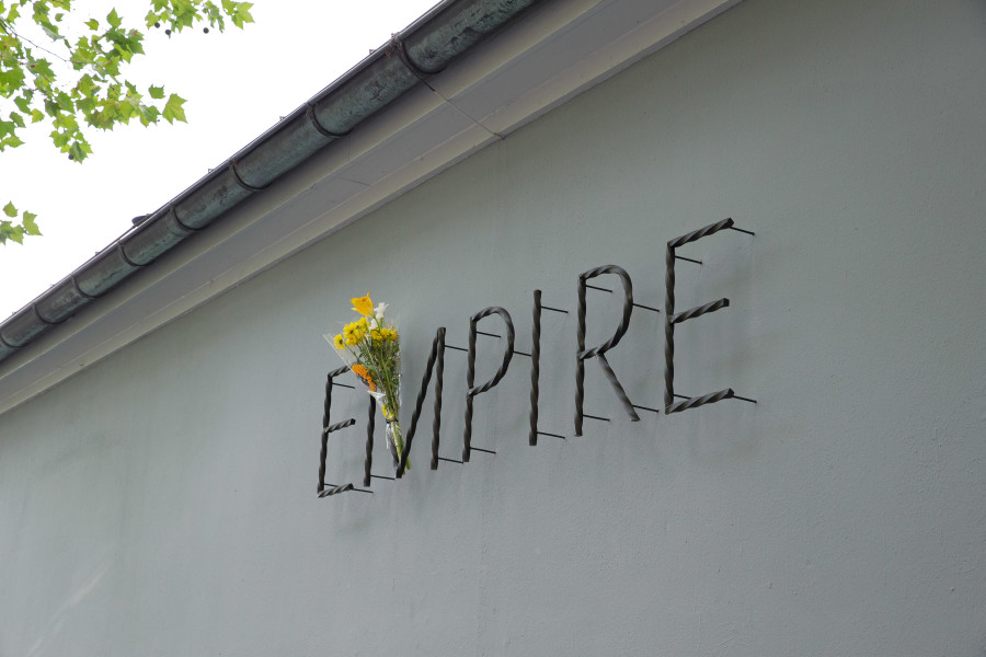 Judith Kakon, detail view, ¤, Kunsthalle Basel back wall, 2020. Photo: Gina Folly / Kunsthalle Basel