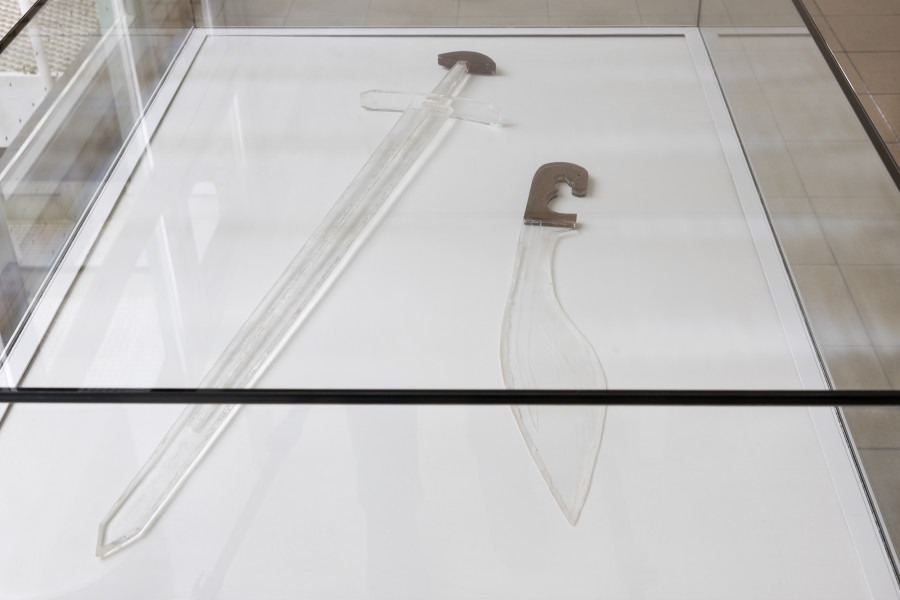 Linda Bilda, Die goldene Welt, installation view, Kunsthaus Glarus, 2025. Photo: Gina Folly. Säbel, Schwert, beide ca. both approx. 1993, Plexiglass, Estate Linda Bilda and private collection and ca. 60 x 10 x 2 cm