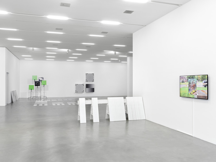 Ausstellungsansicht Hito Steyerl, HOW NOT TO BE SEEN: A Fucking Didactic Educational .MOV File, 2013, Cady Noland, Ohne Titel, 1999, Yuri Pattison, Outsourced Views, Visual Economies, 2013- 2014. Sammlung Migros Museum für Gegenwartskunst, Foto: Stefan Altenburger Photography, Zurich