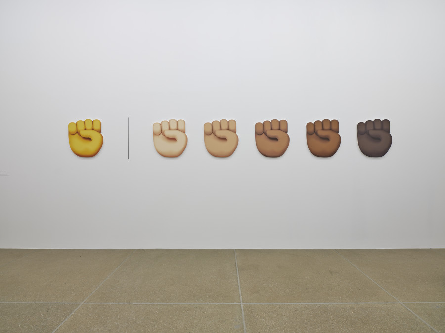 lnstallationsansicht Stranger in the Village, Rassismus im Spiegel von James Baldwin, 3.9.2023 - 7.1.2024, Aargauer Kunsthaus. Jonathan Horowitz, Power, 2019, PVC-Board, 65.7 x 509 cm. Mit Genehmigung des Künstlers und Sadie Cales HQ, London. © Jonathan Horowitz. Foto: David Aebi, Bern