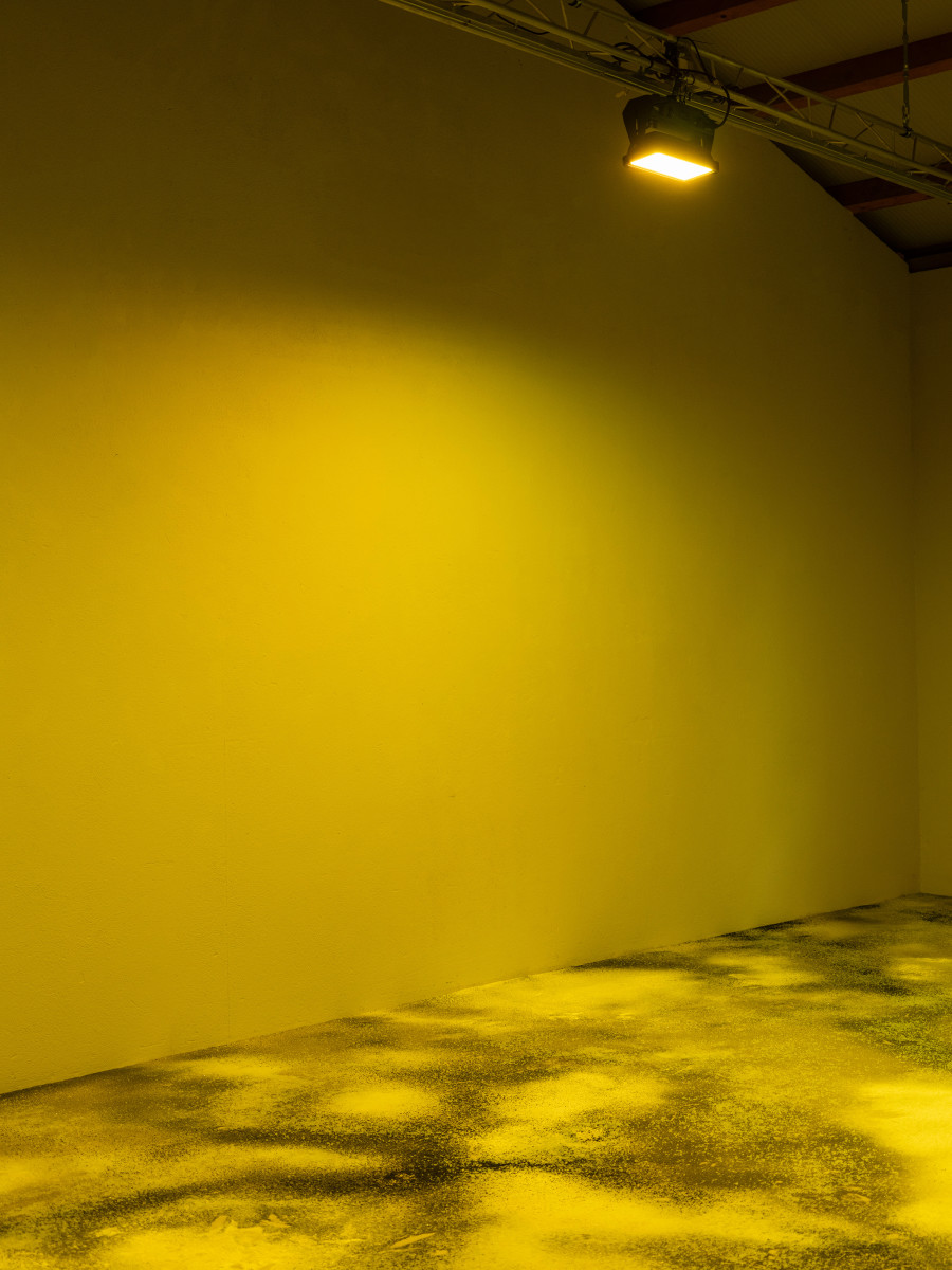 Exhibition View Duo Show Pauline Cordier & Rahel Oberhummer « Ce qui nous échappe » at Espace ContreContre, Saint-Maurice, 2026 / Photo: ©Etienne Malapert / Courtesy: The artists & EspaceContreContre. Devenir trace, Silica gravel, quartz powder and sand on linoleum, Site-specific installation: 650 × 1350 × 0.5 cm, 2026