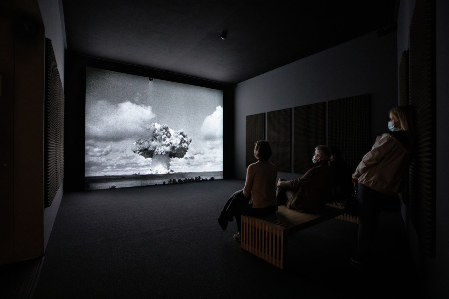 Bruce Conner, A MOVIE, 1958. Installation view in the exhibition «Bruce Conner. Light out of Darkness » © 2021, Museum Tinguely; photo: Matthias Willi