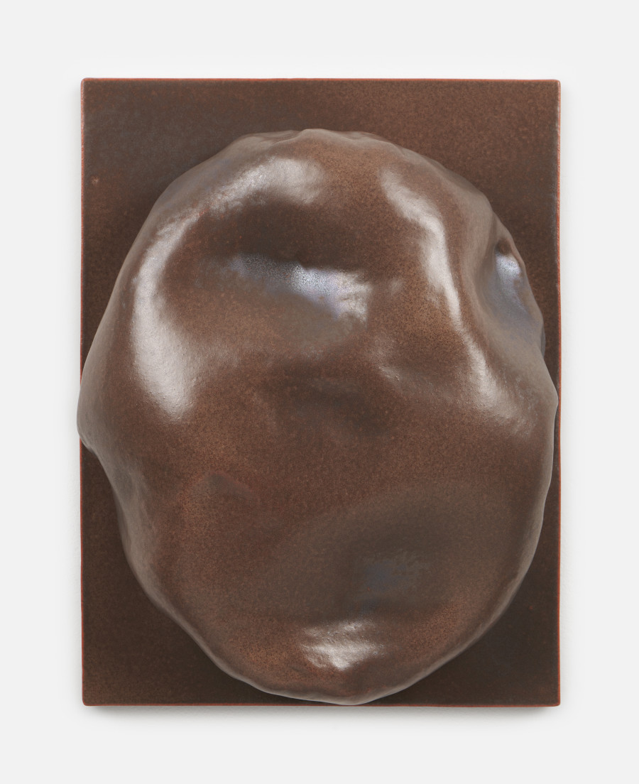 Mai-Thu Perret, There is no voice by which to call it, there is no shape by which to see it, 2022, Glazed ceramic, 48 x 37 x 16.5 cm. Photo: Mareike Tocha