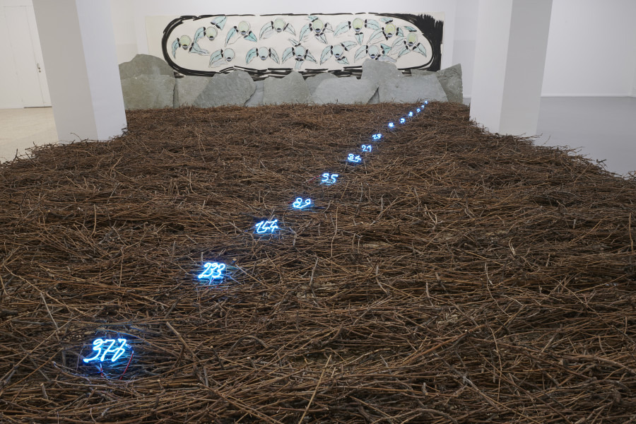Mario Merz Sans titre, 1985 Technique mixte sur papier, pierres, fagots, néon Env. 1400 x 700 x 200 cm © Musée d'art et d'histoire de Genève, photo : F. Bevilacqua