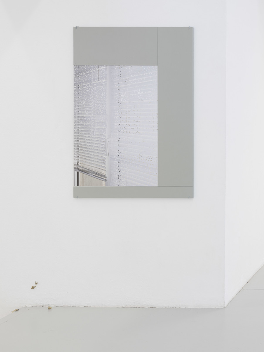 Leolie Greet, attention, il y a peut-être encore une incertitude collée sous la poignée, 2026. Photo: Sebastian Verdon