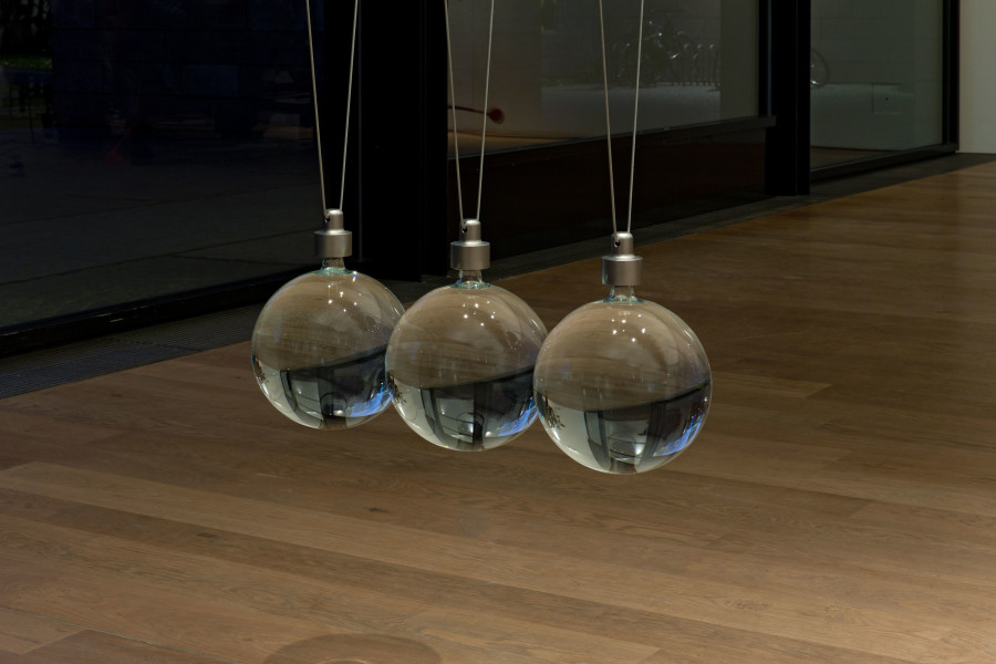 Katja Aufleger, NEWTON’S CRADLE, 2013/2020 Installation view «Katja Aufleger. GONE» with Jean Tinguely, Klamauk, 1979 (in the background) Glass, steel, sulphuric acid, nitric acid, glycerine, rubber Dimensions variable © Courtesy of the artist; Galerie STAMPA, Basel; Museum Tinguely, Basel Hamburg; photo: Gina Folly