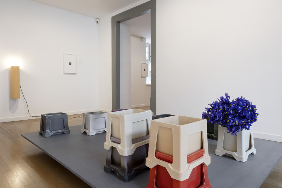 Judith Kakon, Iris, 2024, 3D gedruckte Keramik, glasiert / 3D printed ceramic, glazed. Je / Each: 31 x 24 x 25 cm. Kunst Raum Riehen, 2024. Photo: Gina Folly