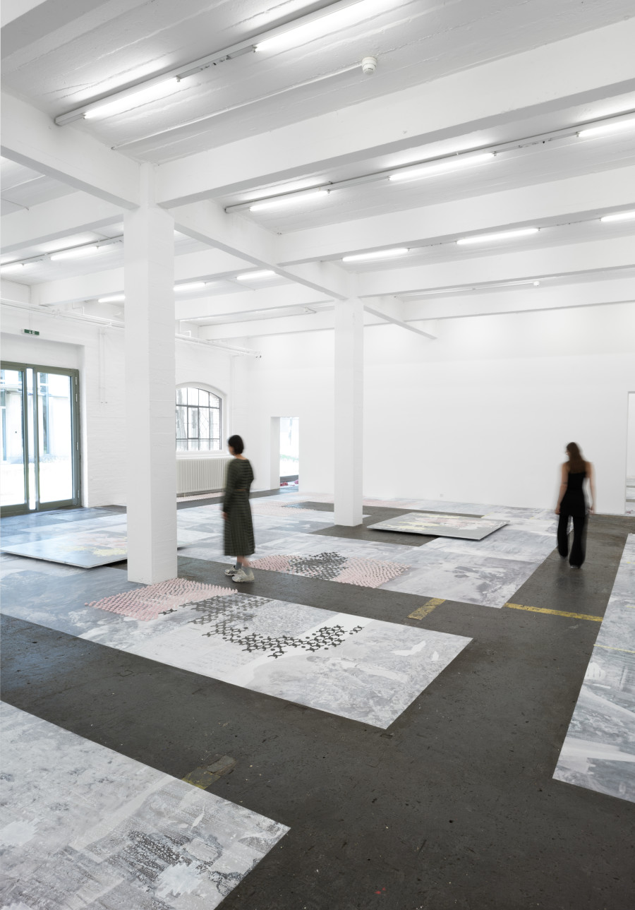 Melike Kara, «Emine`s Garden», exhibition view, 2023. With kars / tij, 2023 (oil stick and acrylic on canvas, 200 x 180 cm, on the left) and qasha`i / tij, 2023 (oil stick and acrylic on canvas, 220 x 200 cm, on the right). Photo: Kunst Halle Sankt Gallen, E. Sommer. Courtesy: the artist Jan Kaps, Cologne & Peres Projects, Berlin