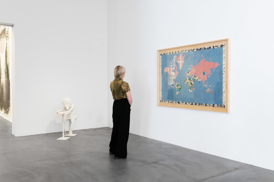 Exhibition view Acts of Friendship – Act 3, Migros Museum für Gegenwartskunst, Alighiero Boetti, Mappa, 1983, © ProLitteris, Zürich, Gabriela Fridriksdóttir, Melancholy, 2001, © the artist. Sammlung Migros Museum für Gegenwartskunst. Photo: Flavio Karrer