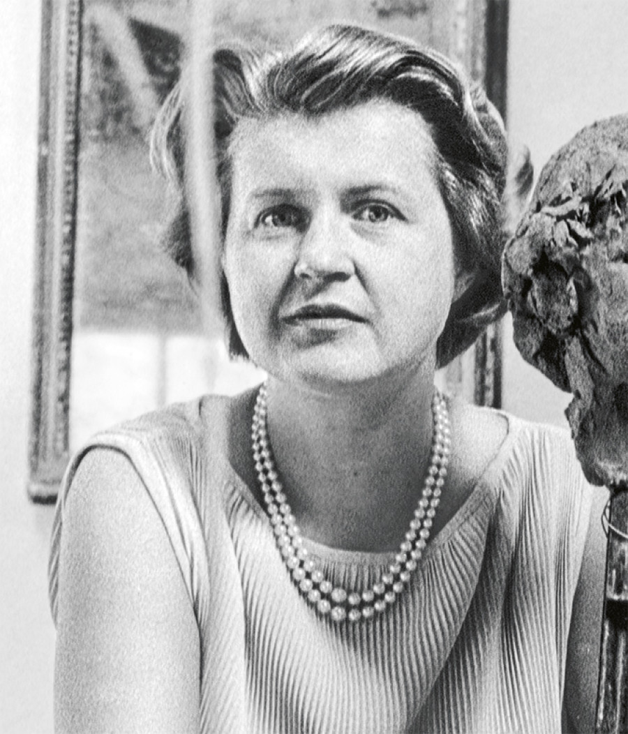 Alice Pauli photographiée dans l’atelier d’un sculpteur, vers 1955. Photo : © Droits réservés