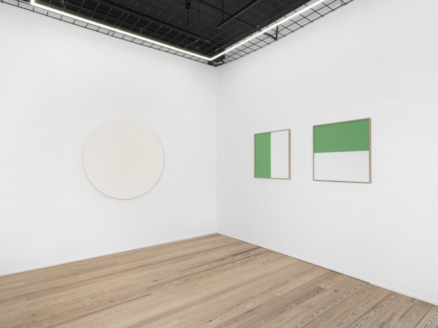 Olivier Mosset, installation views, 2023, galerie lange + pult Geneva. Photo credit: Julien Gremaud