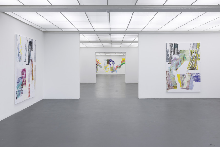 vorne: Pia Fries, quintopylon 2, 4, 2020. Ölfarbe und Siebdruck auf Holz, je 200 x 140 Courtesy Sammlung Kunstmuseum Bonn hinten: Pia Fries, durch sieben siebe, 2022. Acryl auf Papier, ortsspezifische Installation. Courtesy: Pia Fries, Mai 36 Galerie, Zürich, Miles McEnery Gallery New York. Ausstellungsansicht / Installation view Kunsthaus Baselland 2023. Foto / Photo: Gina Folly © Pia Fries / 2023 ProLitteris, Zürich