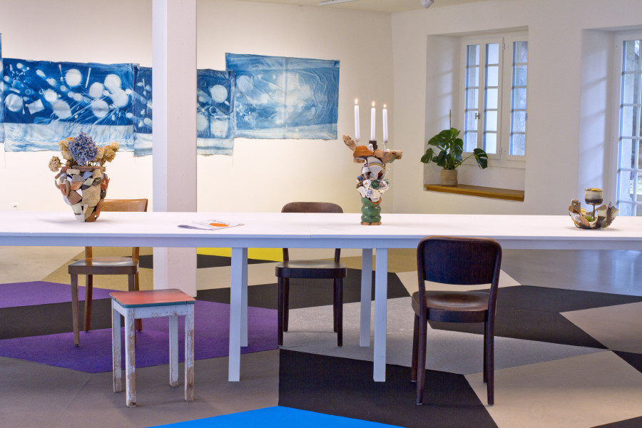 Maria Bänziger, Silja Dietiker, Edgar Leciejewski, Lea Gygli, «hOTel anderswo» im Zimmermannhaus Brugg, 2023. Foto: Edgar Leciejewski