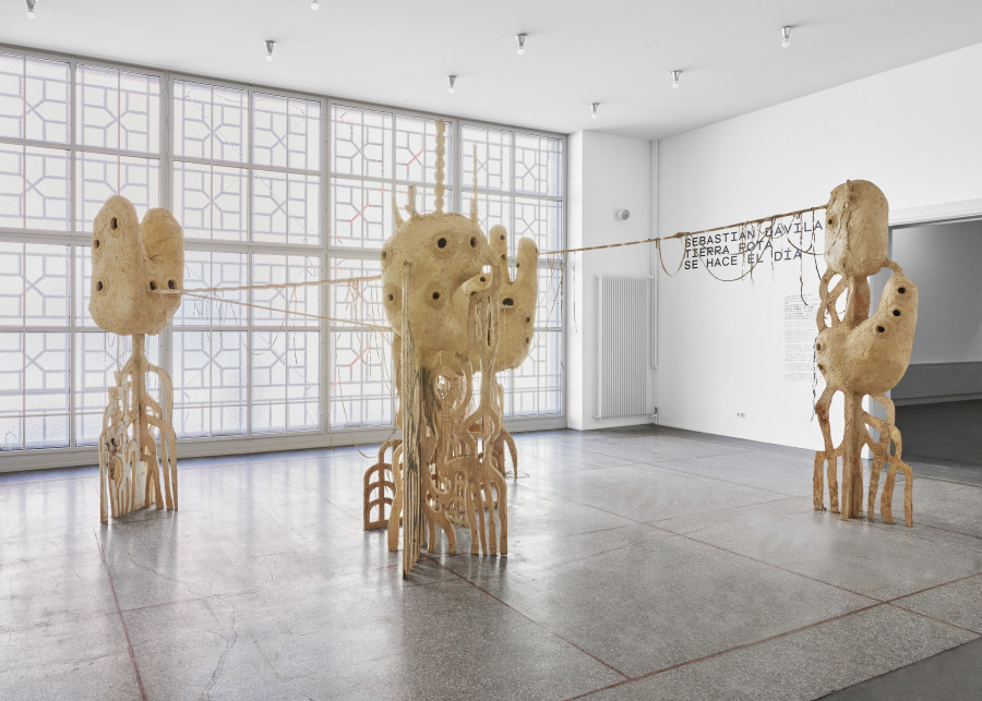 Exhibition view, Sebastián Dávila, Tierra rota. Se hace el día, Musée des Beaux-Arts la Chaux-de-Fonds, 2023. Images credit : Musée des beaux-arts de La Chaux-de-Fonds, Photo : Gaspard Gigon