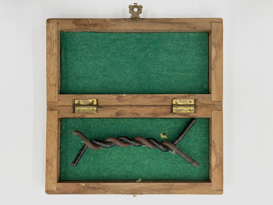 Bernhard Schobinger, Untitled, n.d., Brooch made of two intertwined pieces of steel wire, paint, stainless steel pin, 4.2 x 11.5 x 1.5 cm