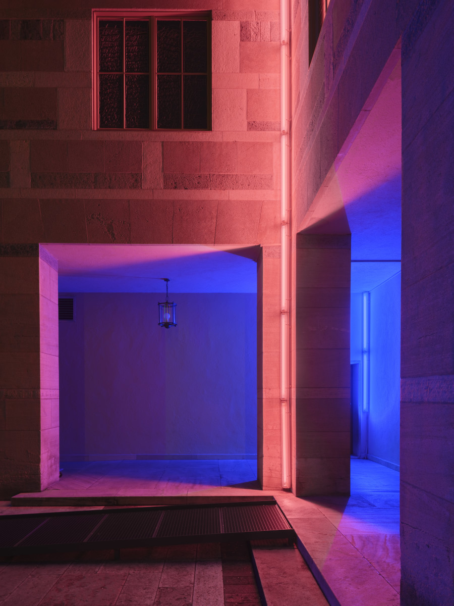 Dan Flavin, Untitled. In memory of Urs Graf, 1972 Konzept / 1975 Ausführung, Installation mit rosa, gelbem, grünem und blauem fluoreszierendem Licht in den vier Ecken des vorderen Hofes des Kunstmuseums (je 11 Einheiten) und in den vier Ecken des Arkadenumgangs (je 2 Einheiten). © Stephen Flavin / 2024, ProLitteris, Zurich. Kunstmuseum Basel, Geschenk der Dia Art Foundation, New York. Photo Credit: Florian Holzherr