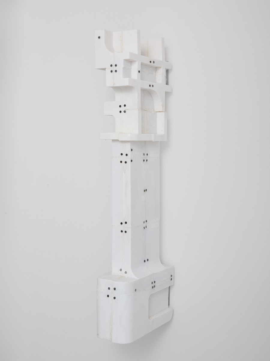 Jan Vorisek, Untitled, 2026. Resin, screws, aluminium profiles, wood. 106 × 14.5 × 14.5 cm. Photo credit: Philipp Rupp
