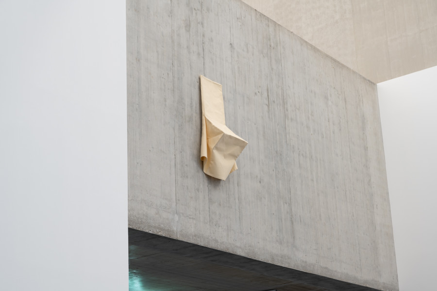 Franz Erhard Walther, Nürnberger Raum, 2017. Sammlung Kerstin Hiller und Helmut Schmelzer. Leihgabe im Neuen Museum Nürnberg © 2025, ProLitteris, Zurich. Ausstellungsansicht / Installation view Kunsthaus Baselland 2025. Foto / Photo: Finn Curry