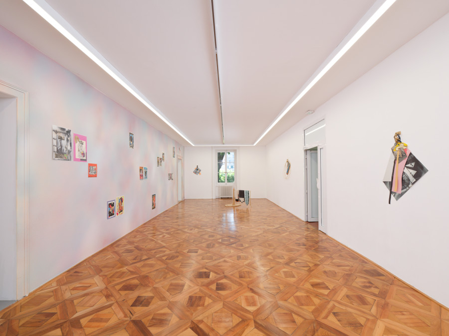 Hippolyte Hentgen, Nuée, 2025, installation de collages sur peinture murale acrylique, vue de l’exposition « Chambre à deux lits » à la Villa du Parc - centre d’art contemporain - Aurélien Mole, 2025