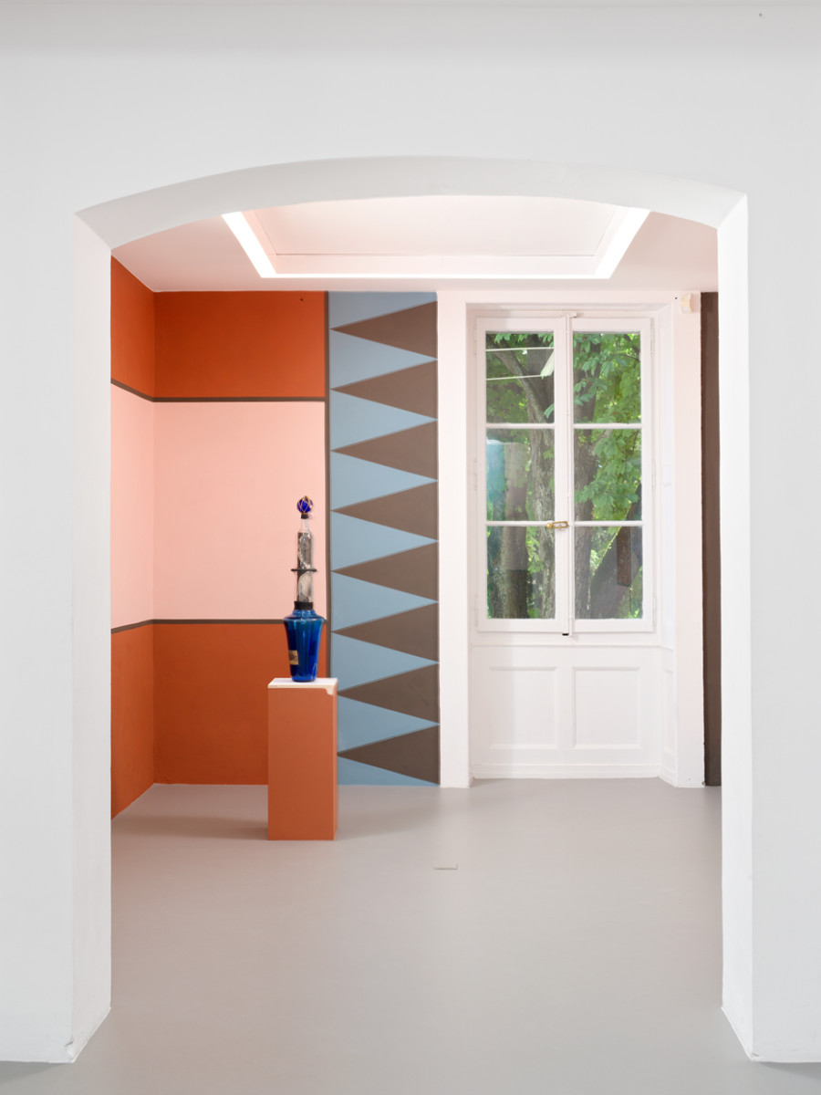 Hippolyte Hentgen, Veluto (peinture murale), Patterns (pastels) et Tribu (sculpture), vue de l’exposition « Chambre à deux lits » à la Villa du Parc - centre d’art contemporain - Aurélien Mole, 2025