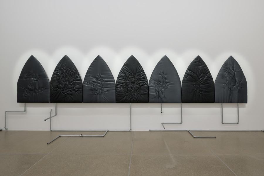 Ausstellungsansicht Shamiran Istifan, Manor Kunstpreis 2026, 12.6.–6.9.2026, Aargauer Kunsthaus. Shamiran Istifan, Unearth Angel I-VII, 2026, Pipelines, 2026. Foto: ullmann.photography