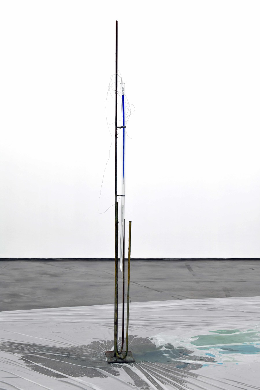 Retainer - Continuity II, 2023, Glass, stainless steel, copper deposit, copper wires, ammonia, water, plastic, 190 x 20 x 15 cm. Photography courtesy Zoé Aubry and Looming