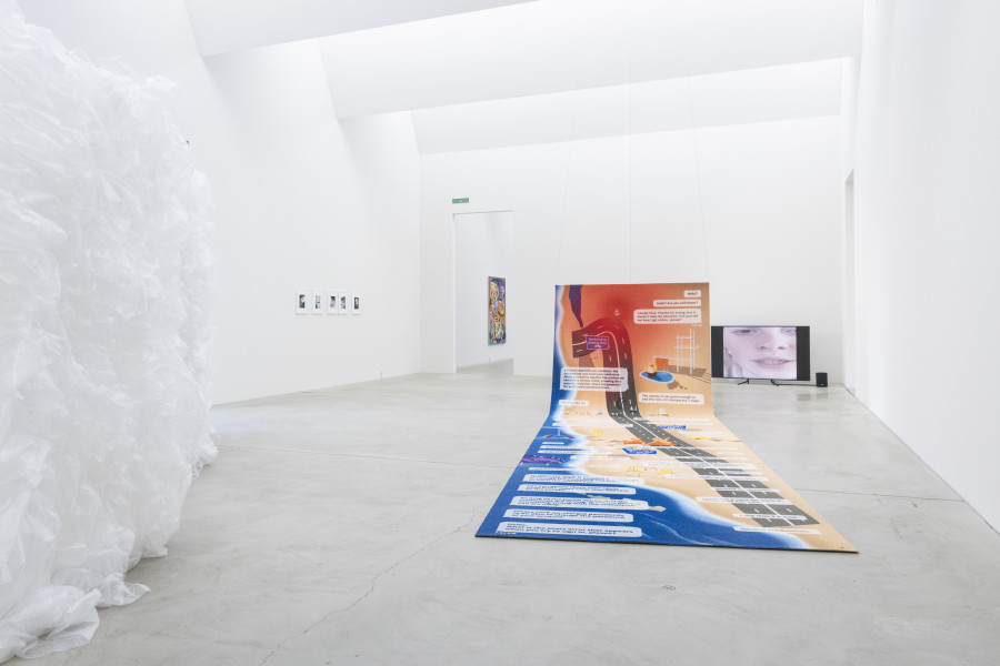 Ausstellungsansicht mit Werken von Lyn Bentschik (*1992), Thi My Lien Nguyen (*1995) und Johanna Müller (*1990). Foto: Reto Kaufmann