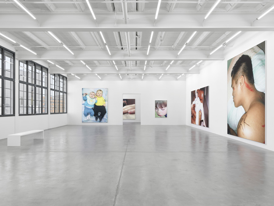 Installation view, Steven Shearer, The Golden Recline, Galerie Eva Presenhuber, Maag Areal, Zurich, 2025. © Steven Shearer. Courtesy the artist and Galerie Eva Presenhuber, Zurich / Vienna. Photo: Stefan Altenburger Photography, Zürich