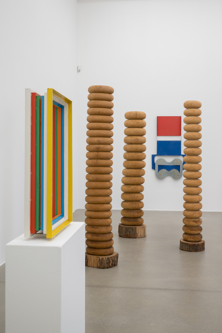 Ausstellungsansicht Miteinander nebeneinander Die 1970er und Aarau, 12.6.–6.9.2026, Aargauer Kunsthaus. Albert Siegenthaler, Willy Müller Brittnau, Modell für grossen Rahmen, 1970. Heiner Richner, Ohne Titel (3-teilig), 1974 © 2026, ProLitteris, Zürich. Albert Siegenthaler, Variation zu Odd flop, 1970/1971. Foto: ullmann.photography