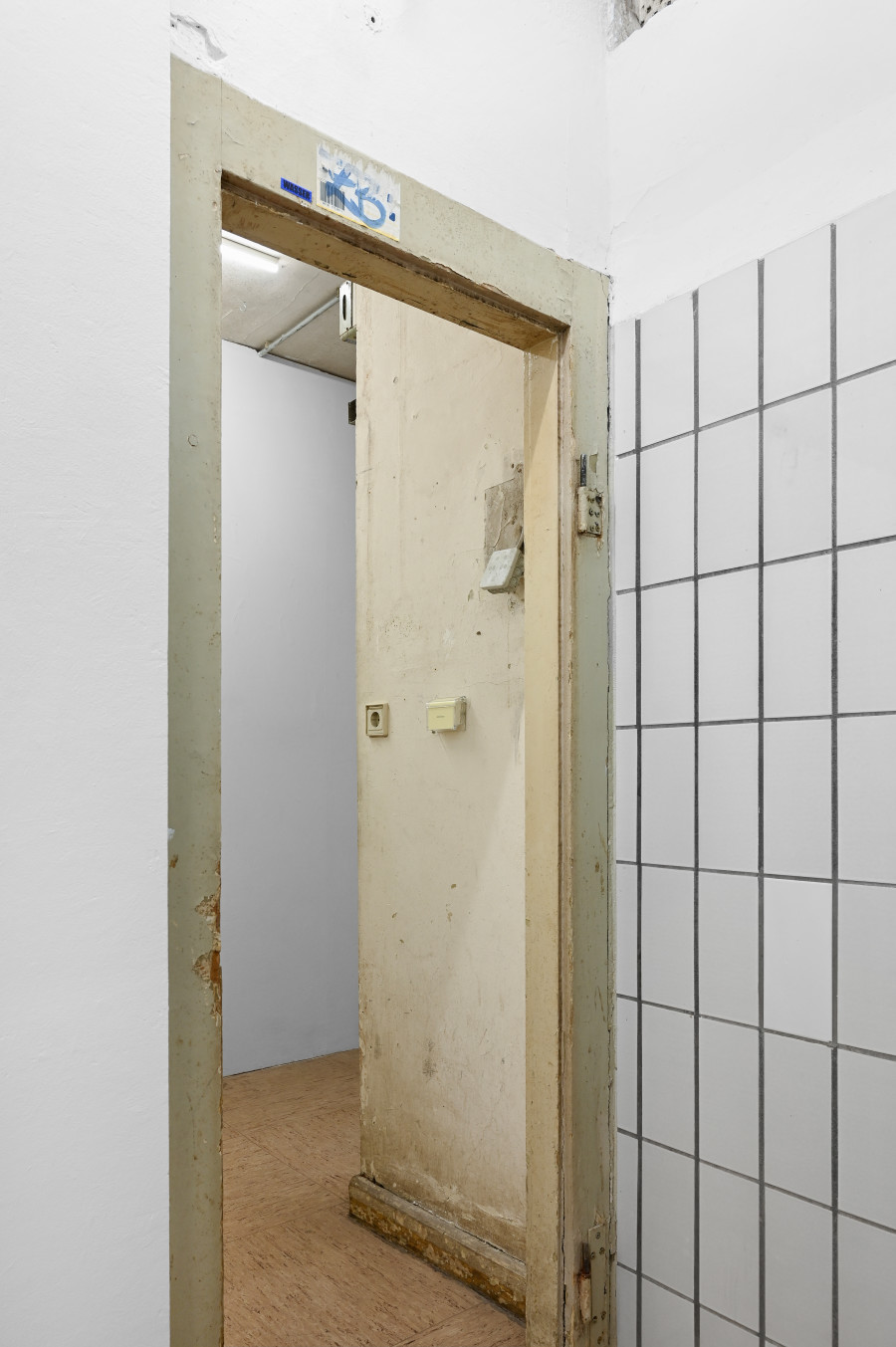 Jason Hirata, "Refried Beans," 2025, Jason Hirata, "Vergeltung" at Kaiserwache, Freiburg im Breisgau, 2025. Courtesy: the Artist and Kaiserwache. Photo: Stefan Lux