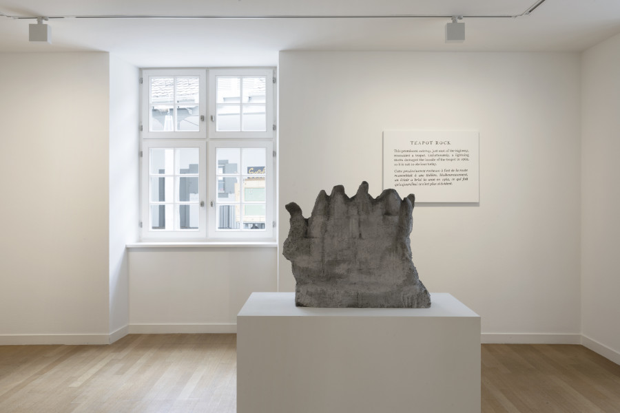 Jérémie Gindre, The Missing Handle of the Teapot, 2010-2012, Schiefermehl auf Beton / Slate flour on concrete, 60 x 70 x 20 cm, Tusche auf Leinwand / India ink on canvas, 60 x 80 cm, Kunst Raum Riehen, 2024. Courtesy the artist. Photo: Gina Folly