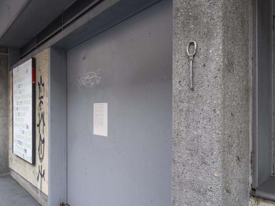 Exhibition view, Davide-Christelle Sanvee & Vicente Lesser, Sitting on an edgy edge, Tunnel Tunnel, 2021-2022. Copyright : Julien Gremaud