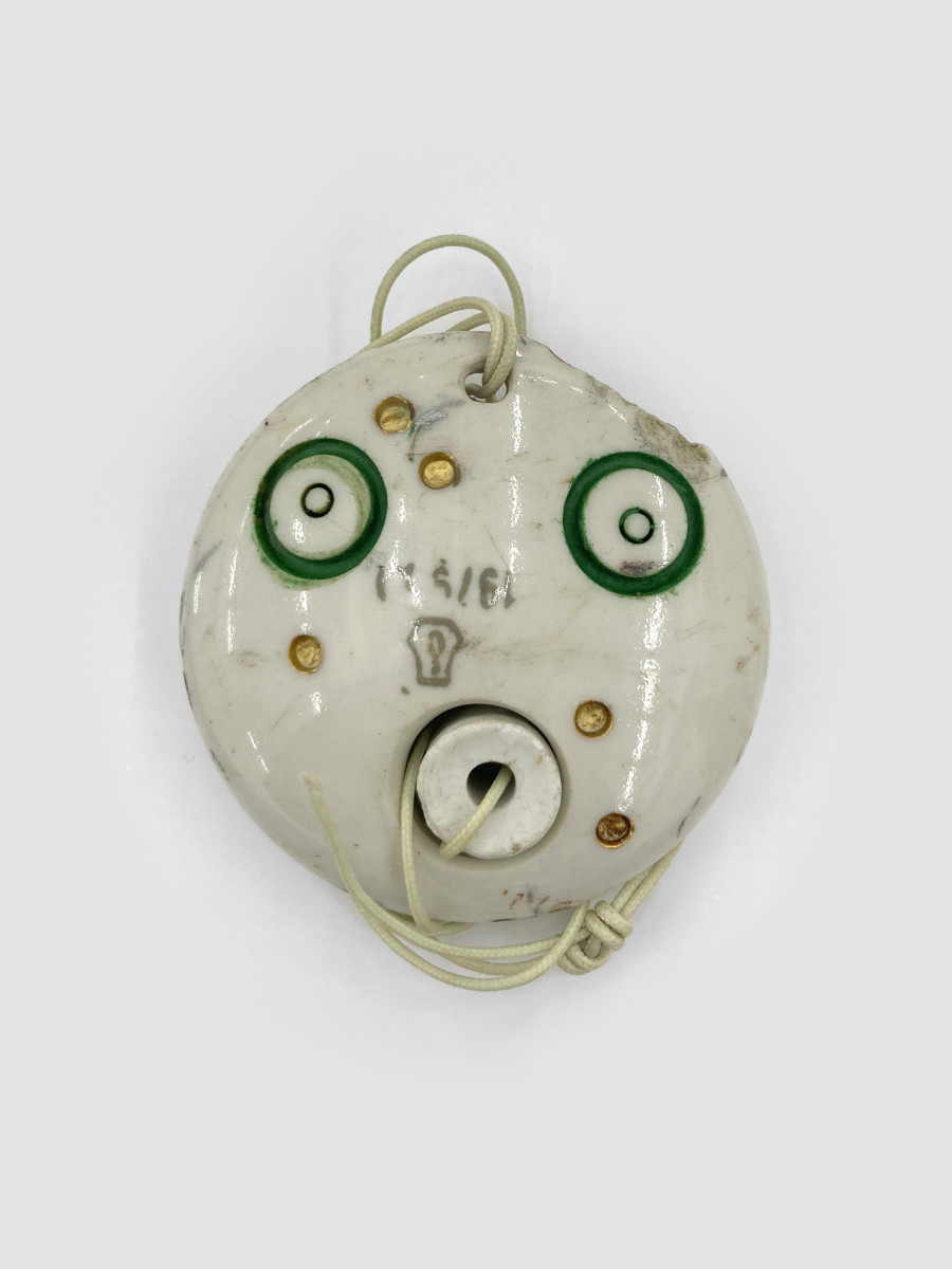 Bernhard Schobinger, Dezembermond / December Moon, 2007, Necklace made of porcelain, gold, malachite pigment, nylon string, 6.7 x 6.7 x 1.7 cm