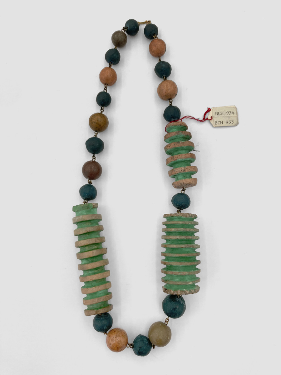 Bernhard Schobinger, Zeitsprung-Kette / Jump in Time Necklace, 2002, Necklace made of gold 750, Bang Chiang ceramic, marble, azurite, malachite pigment, 25.5 x 9 x 2.8 cm, Neckline 51 cm