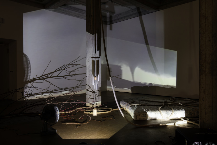 Matthew McCaslin, Untitled (World on a String), 1997/2007, Foto: Stefan Rohner